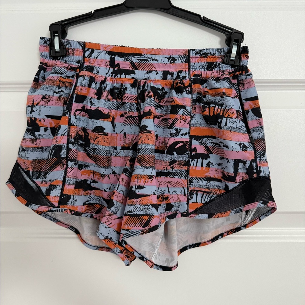 Lululemon Hotty Hot Low-Rise Lined Short 4"
Colour Inversion Multi/Black, Size 4